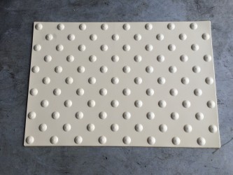 Dalle podotactile en polyuréthane adhésive